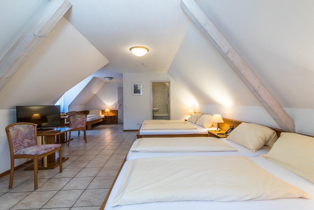 Hotel Loewen Garni Oberrimsingen Стая снимка